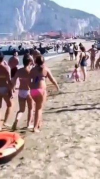 Des trafiquants de drogue débarque de la cocaïne sur une plage espagnole devant les touristes