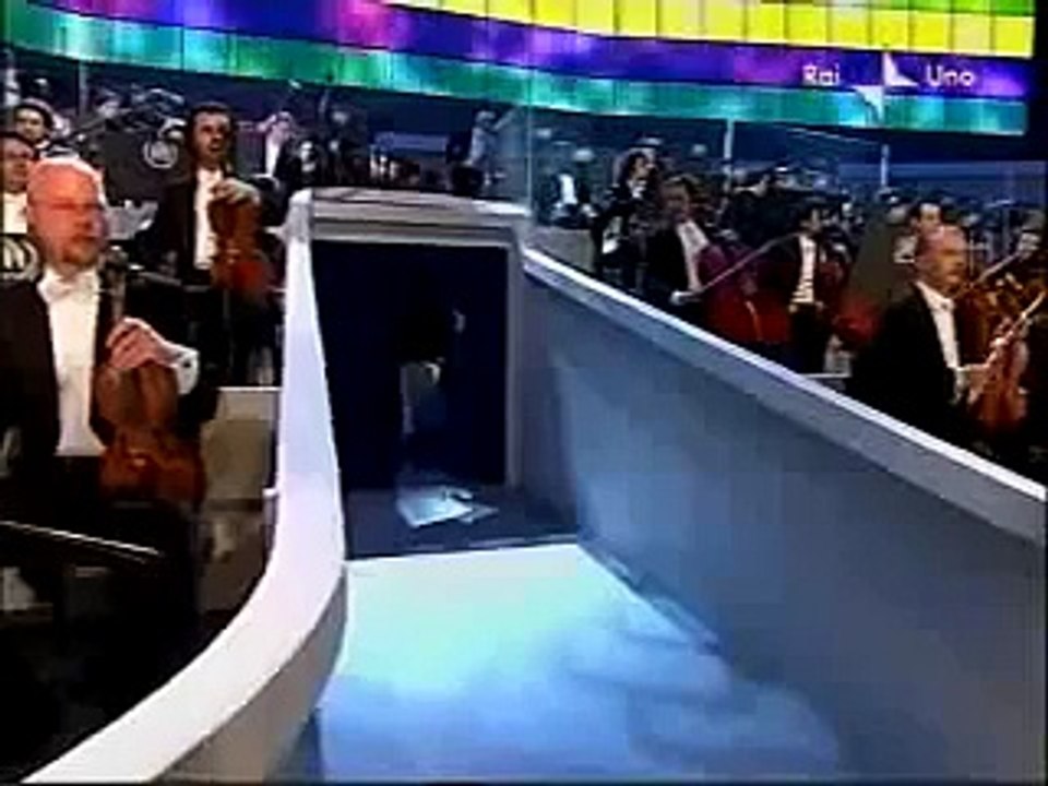 blind singer ( the famos Andrea Bocelli )