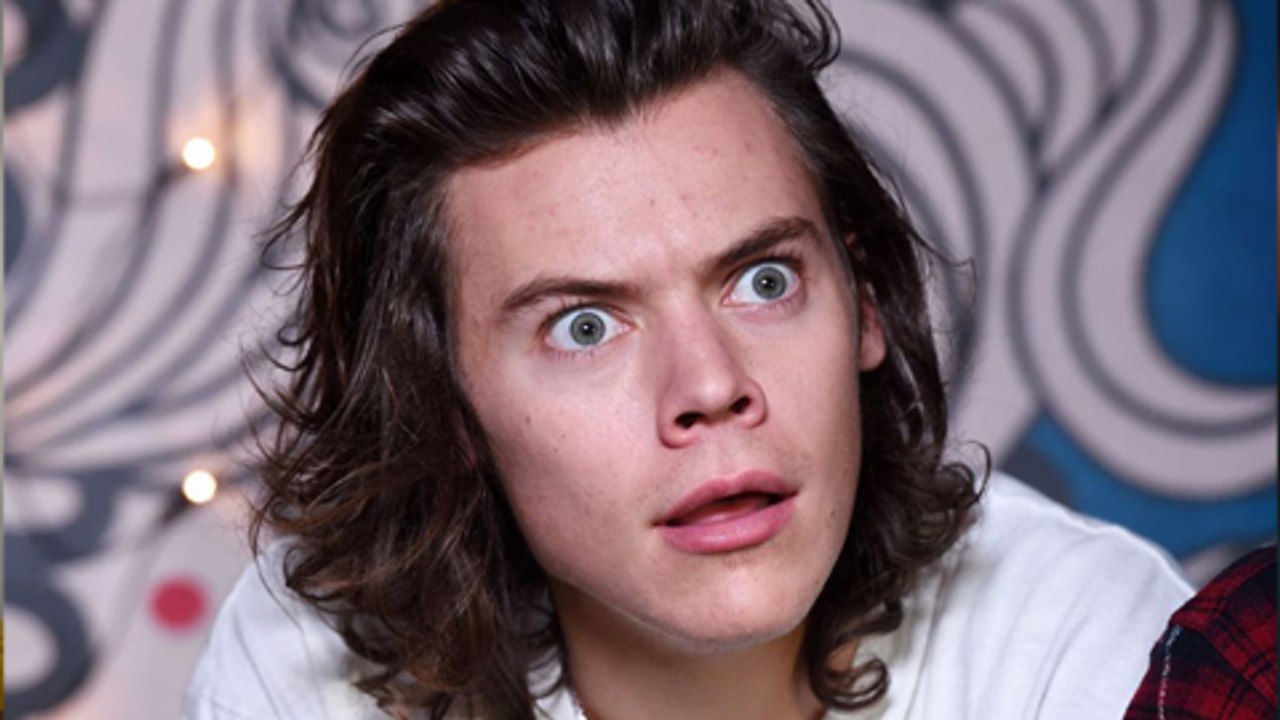 (VIDEO) One Direction's Harry Styles MOBBED By Fans At Airport