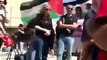 ישראלית ראתה הפגנה של שמאלנים והחליטה לשיר להם שיר!