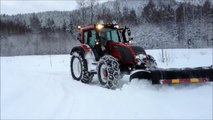 Valtra T162e plogar snö med holms 3.20