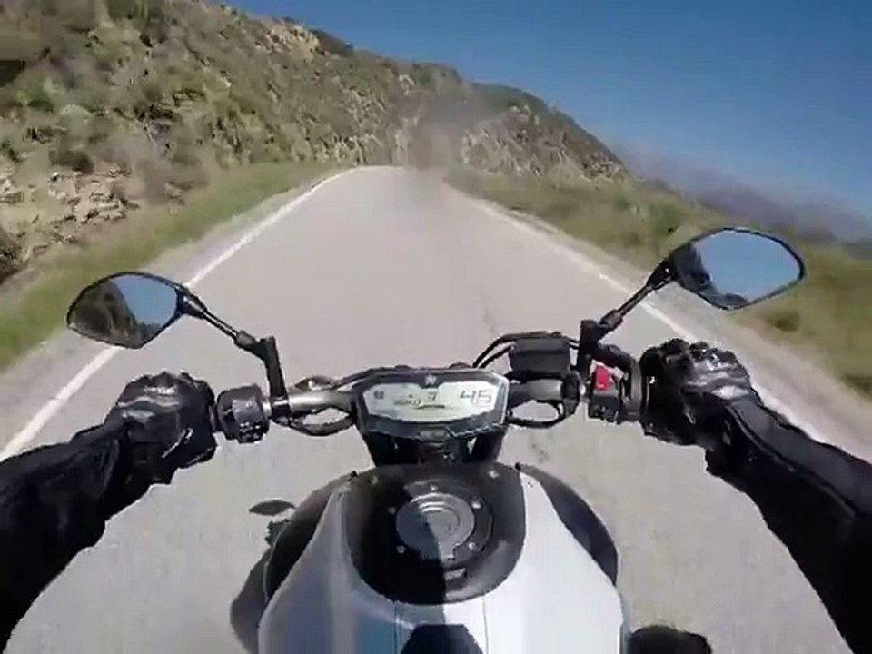 Une moto rencontre un camion de pompiers