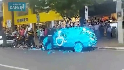 Garé sur une place handicapé, sa voiture est recouverte de post-it
