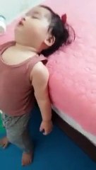 Bat cuoi voi kieu ngu ba dao cua em be