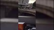 Grève des taxis : un homme jette un projectile sur une berline