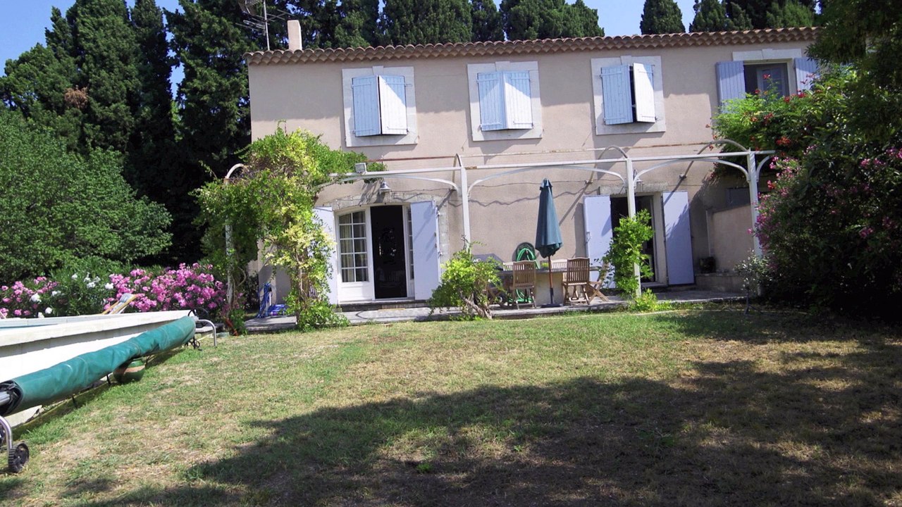 MAUSSANE-LES-ALPILLES Villa A VENDRE - 130 m² sur terrain clos arboré avec piscine