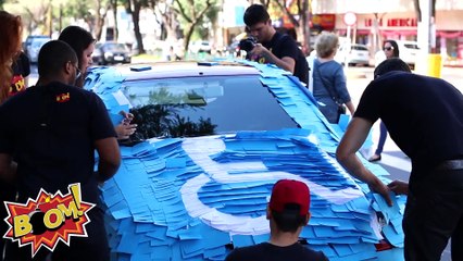Post-it sur une voiture garée sur une place handicapée