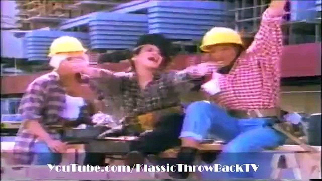 Salt-N-Pepa receives 'Entertainer Of The Year Award' (1995)