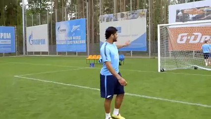 Hulk smash sends keeper flying through the net in Zenit training