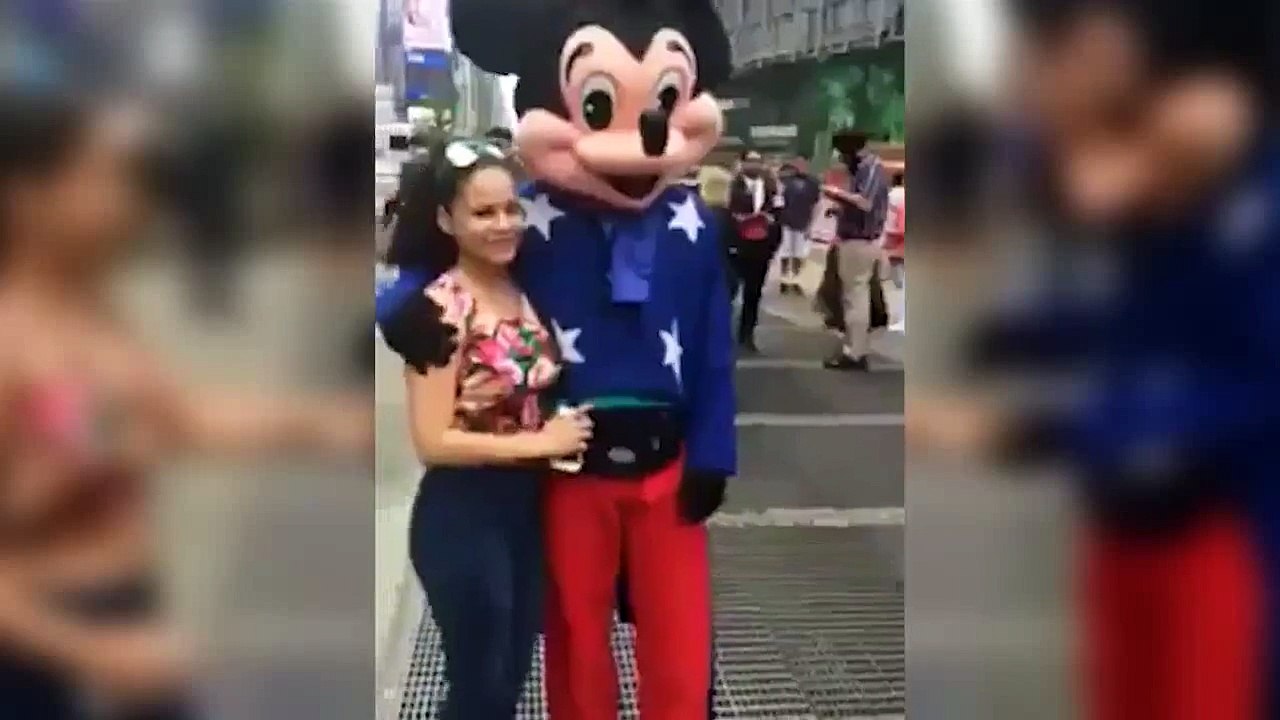 Mit diesem Gesicht unter der Mickey-Mouse-Maske hatte sie nicht gerechnet