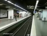 Saut impressionnant au dessus des rails du métro parisien
