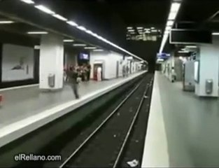 Saut impressionnant au dessus des rails du métro parisien