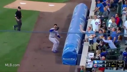 Il réceptionne une balle de baseball en donnant biberon à  son bébé