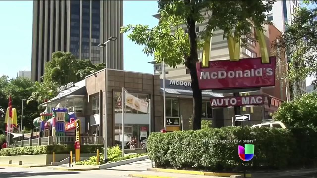 Cambian papas fritas por arepas en los McDonald de Venezuela