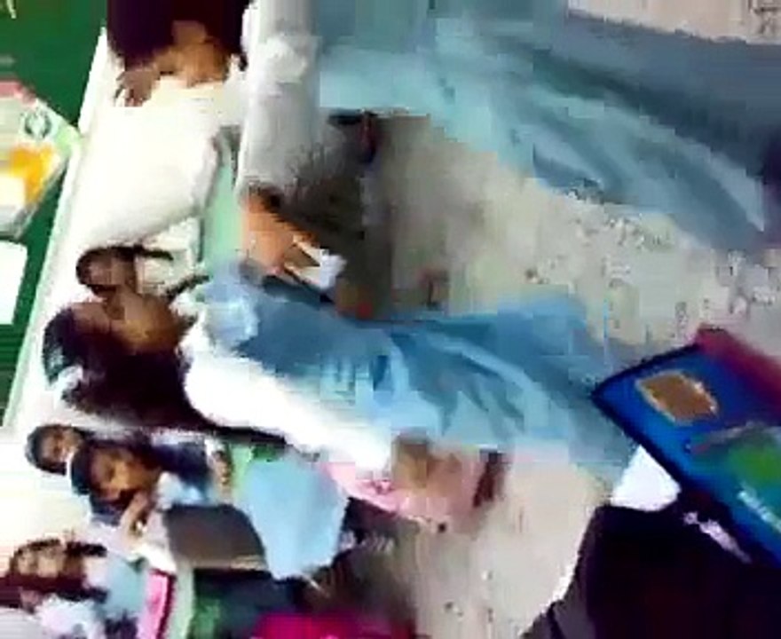 مدرسه تصور طالبات الابتدائي وهم يرقصون