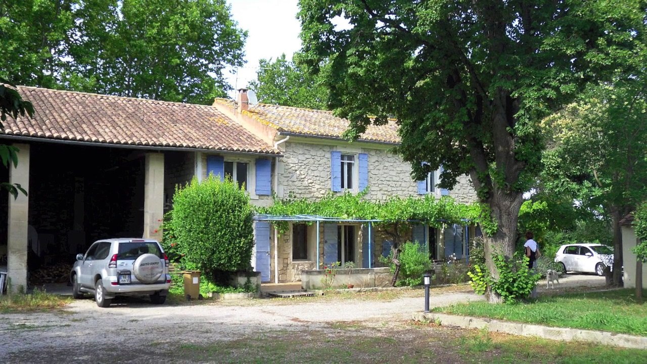 MAS A VENDRE - RAPHÈLE-LÈS-ARLES - Piscine - 230 m² appartement indépendant de 36 m²