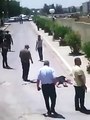 فيديو عاجل وحصري :o : لحظة إطلاق النار على الارهابي وقتله من طرف الأمن !!