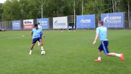 Chute de Hulk arrasta goleiro pra dentro do gol e faz estrago. Veja