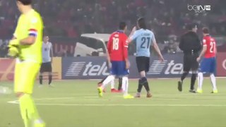 Jara le mete el dedo a Cavani en el trasero • Copa América • 2015
