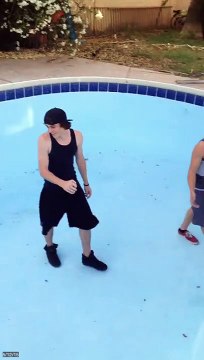 Courir dans le fond d'une piscine Fail