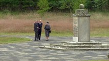 Rainha Elizabeth visita campo de concentração pela primeira vez