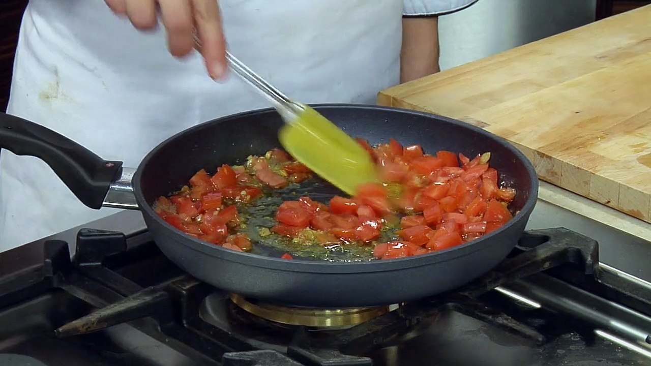 Swiss Diamond Recipes: Brown Rice Udon Noodles in Tomato Sauce