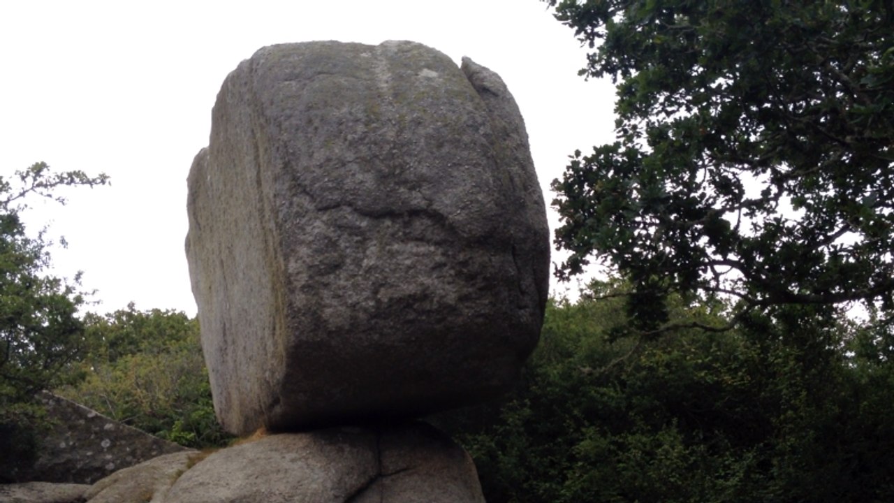 Le Yaudet : la roche branlante