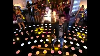 Cristiano Araújo canta o sucesso "Bara Bara/ Ei Olha o Som"