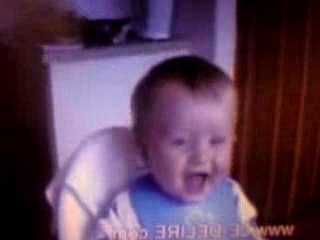 Rire bebe mignon