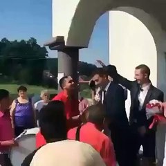 Un prêtre orthodoxe attaque les musiciens du mariage