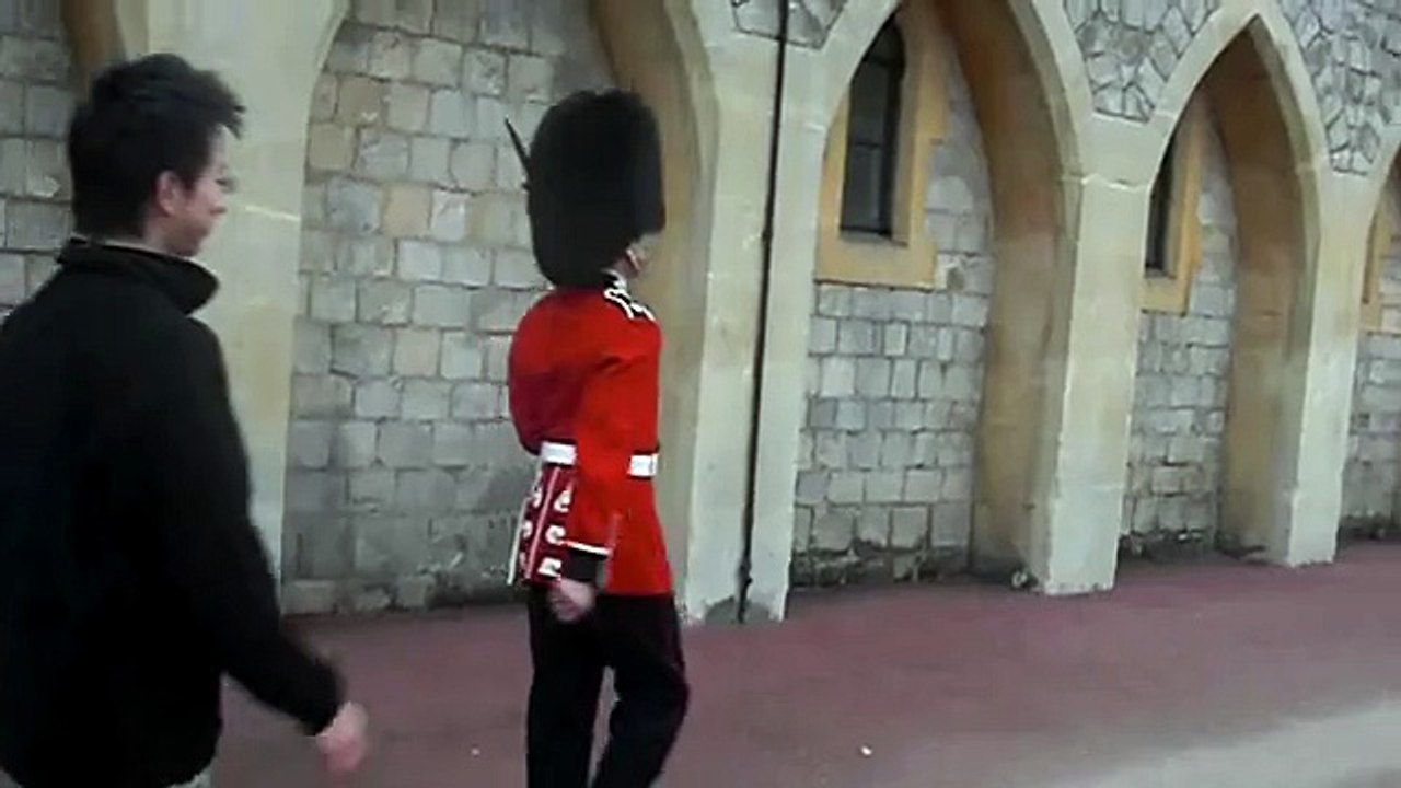 Voici Pourquoi il ne faut JAMAIS Déranger un Garde de la Reine