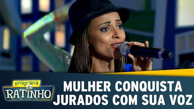 Mulher conquista jurados com sua linda voz