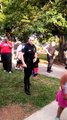 Danse d'un policier au sein de la communauté noire