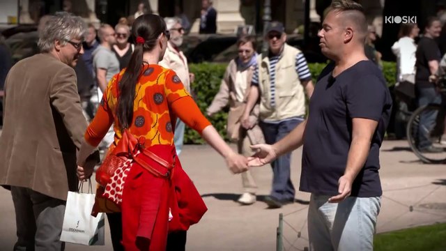 Cet homme a le SIDA, oserez-vous le toucher? Expérience sociale