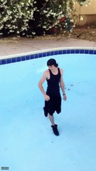 Grosse gamelle dans une piscine pleine d'eau croupie