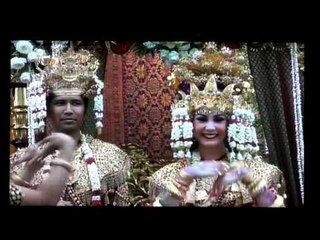 Arumi-Emil Kurang Nyaman dengan Busana Adat Palembang