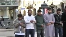 فيديو رائع يظهر عزة المسلم وسط اندهاش المارة street prayer ‎