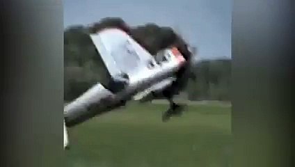 Gösteri uçağını tek kanatla indirdi...