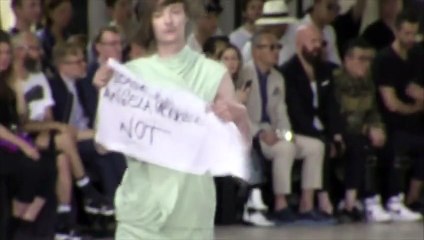 Un mannequin de Rick Owens fait scandale en appelant à tuer Angela Merkel