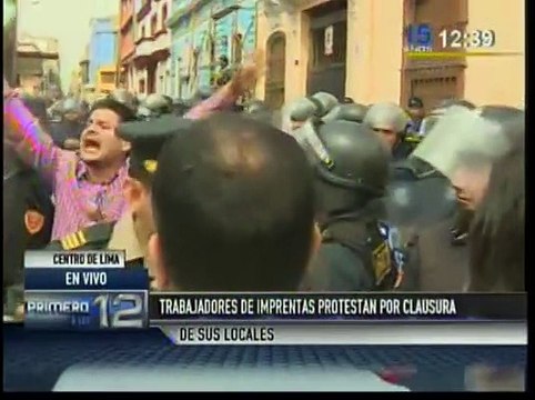 Trabajadores de imprentas del Cercado protestan por desalojo