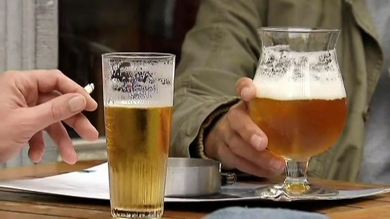 Woman steals beer under her skirt