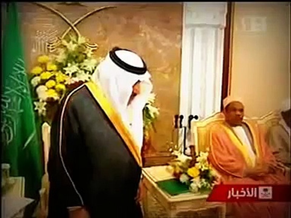 الأمير نايف يعانق والد شهيد جدة الباكستاني