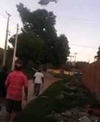 Veja momento que bombeiro cai de helicóptero