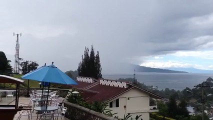 batas hujan di danau toba