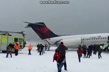 video Delta Airlines crash at LaGuardia Airport in New York Thursday, March 5, 2015