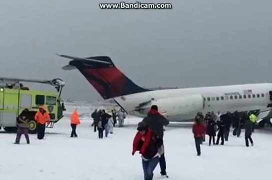 video Delta Airlines crash at LaGuardia Airport in New York Thursday, March 5, 2015