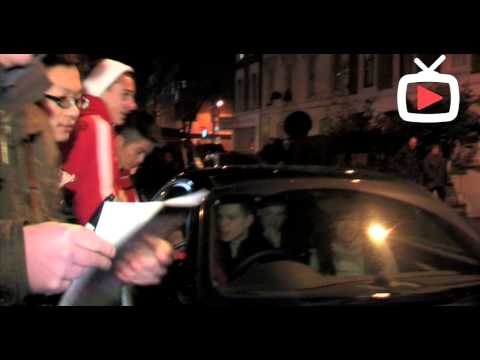 Wojciech Szczesny Leaving The Game - Driving Porsche Fans Mobbing His Car - ArsenalFanTV.com