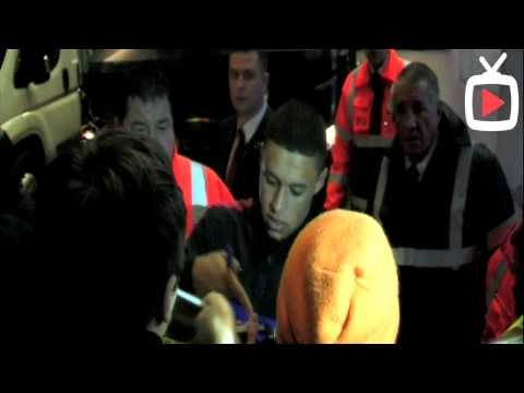 Alex Oxlade-Chamberlain Signing Fan Autographs After Match - ArsenalFanTV.com