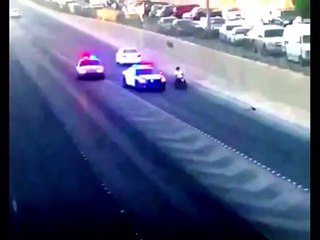 بالفيديو .. دوريات المرور تحاول إلقاء ألقبض على "راعي سيكل" بالكويت!!