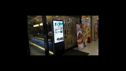 Vertical digital signage player application in restaurant(www.commercial-display-manufacturer.com)